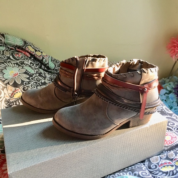 Maurices’s Gray ankle boots-super cute detail! 💕6 - Picture 3 of 5